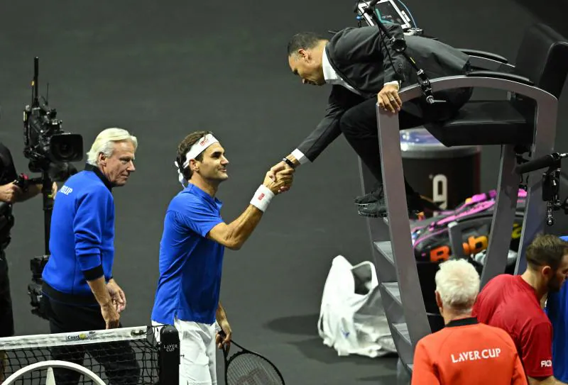 Roger Federer se despide del juez de silla. 