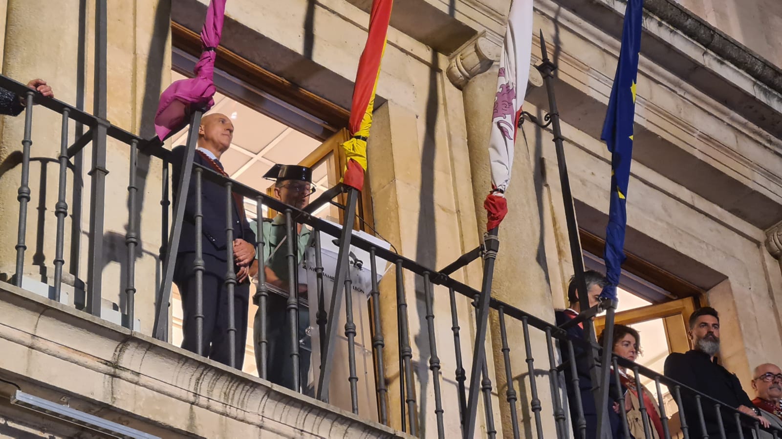 El coronel Julio Andrés Gutiérrez, jefe de la Comandancia de la Guardia Civil en León, durante la alocución