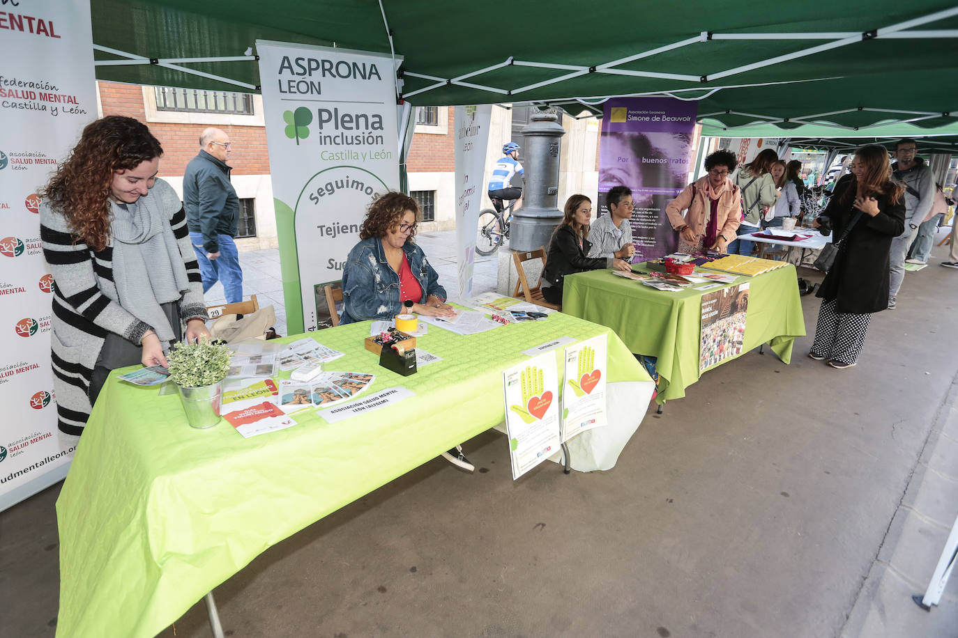 Celebración de la décima edición de la Feria del Voluntariado de León en Ordoño II.