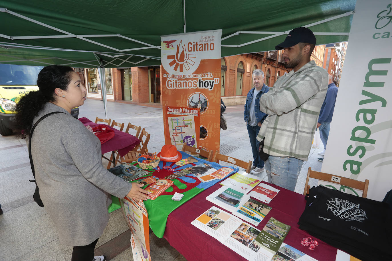 Celebración de la décima edición de la Feria del Voluntariado de León en Ordoño II.