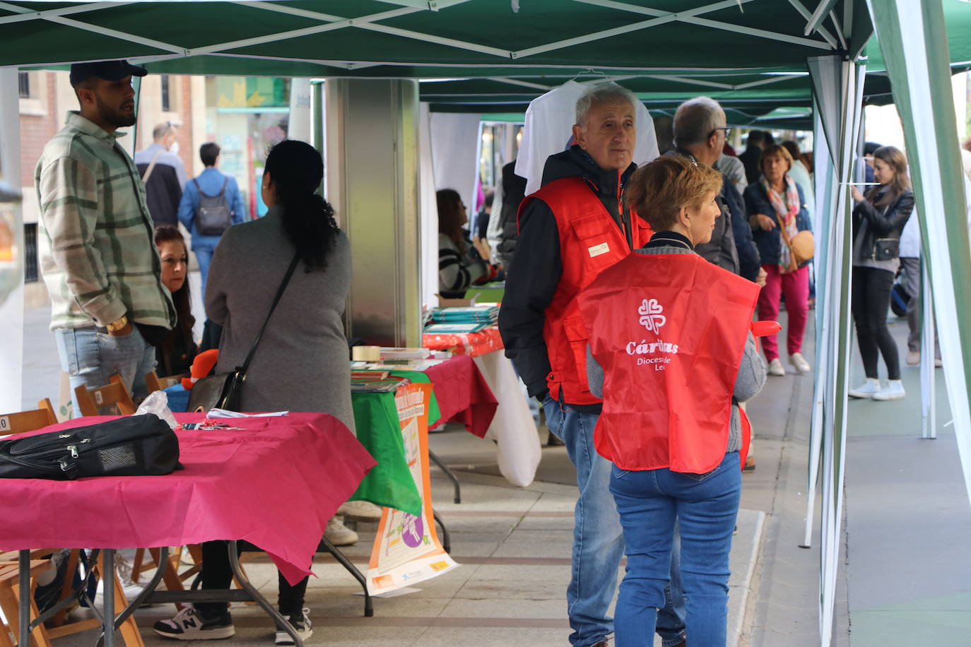 Celebración de la décima edición de la Feria del Voluntariado de León en Ordoño II.