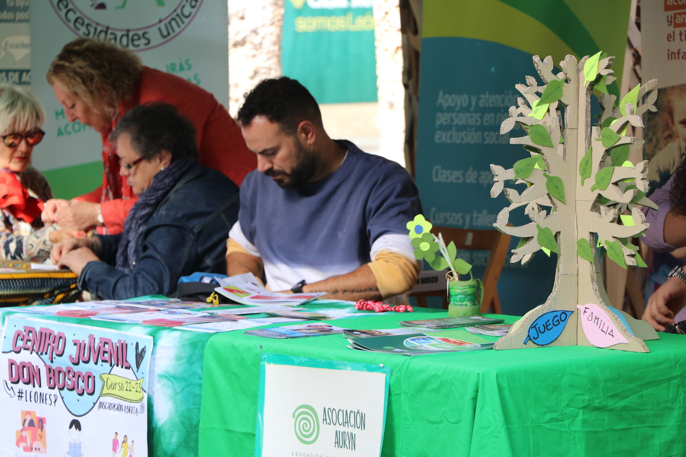 Celebración de la décima edición de la Feria del Voluntariado de León en Ordoño II.