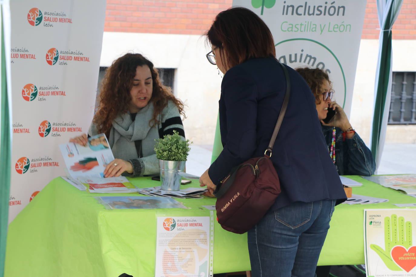 Celebración de la décima edición de la Feria del Voluntariado de León en Ordoño II.