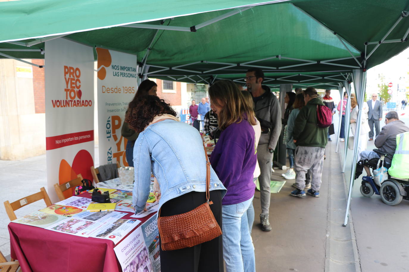 Celebración de la décima edición de la Feria del Voluntariado de León en Ordoño II.