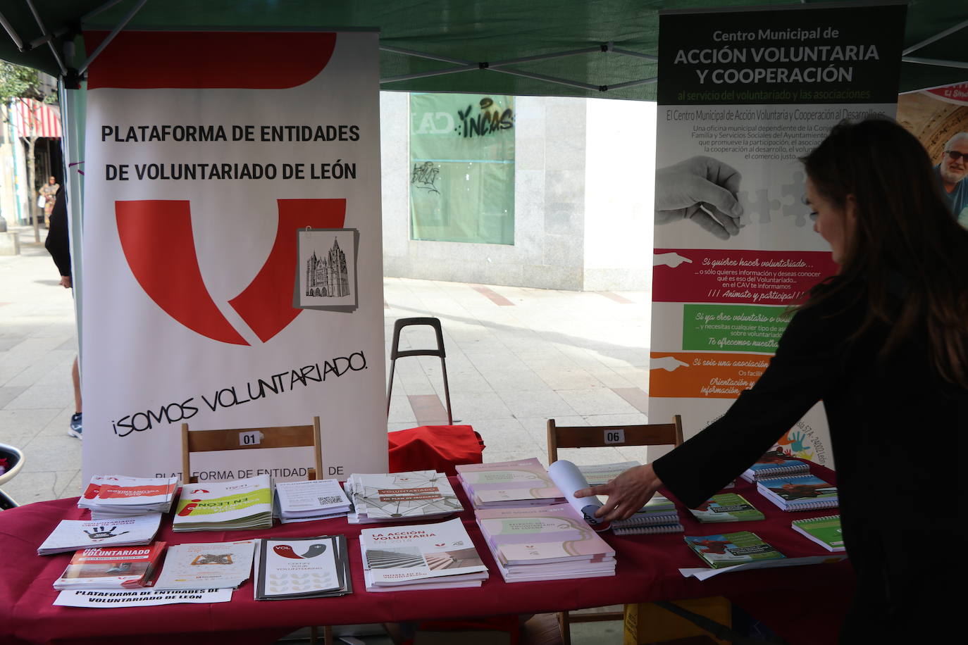 Celebración de la décima edición de la Feria del Voluntariado de León en Ordoño II.