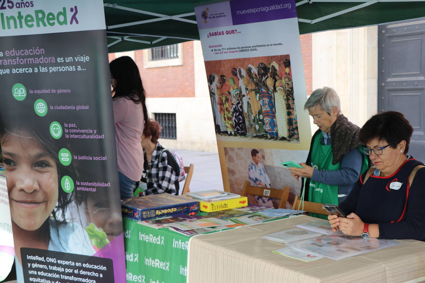 Celebración de la décima edición de la Feria del Voluntariado de León en Ordoño II.