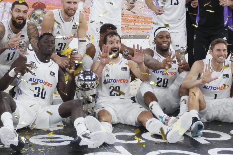 El Real Madrid festeja la Supercopa lograda en el Palacio de los Deportes San Pablo de Sevilla.