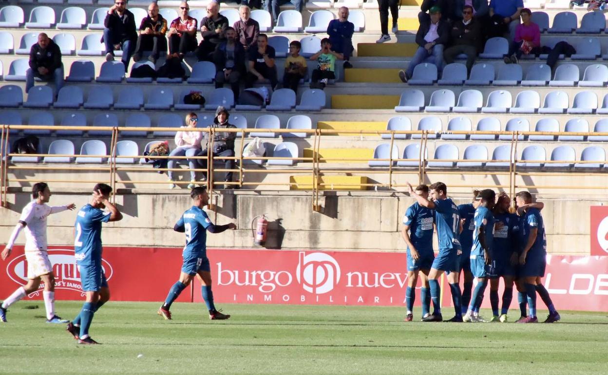 Los jugadores del Córdoba celebran uno de sus goles.