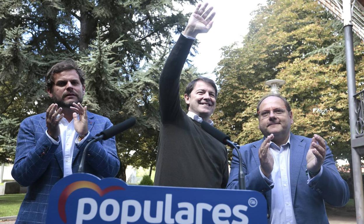 El presidente del Partido Popular de Castilla y León, Alfonso Fernández Mañueco, visita La Bañeza junto al presidente del PP de León, Javier Santiago.