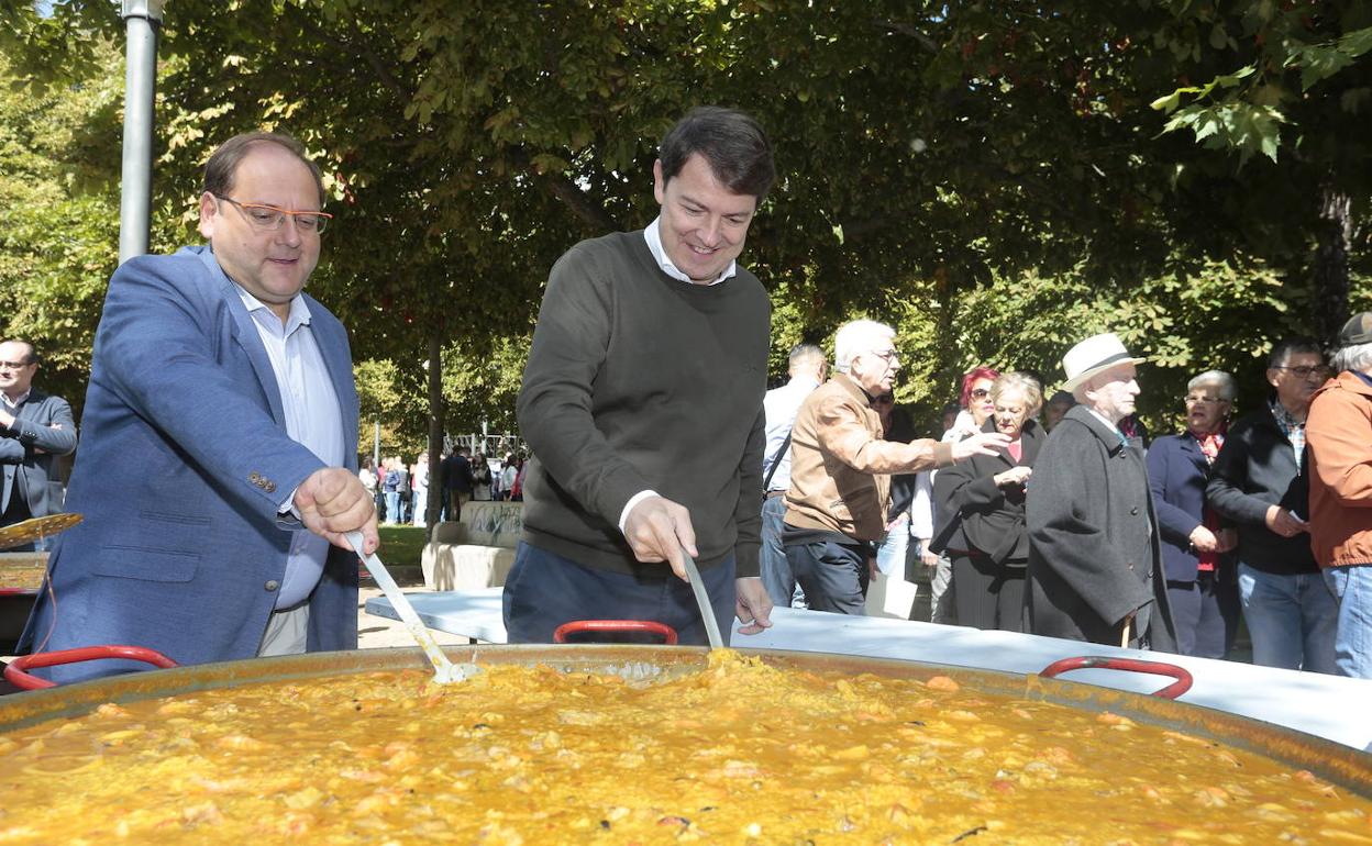 El presidente del Partido Popular de Castilla y León, Alfonso Fernández Mañueco, visita La Bañeza junto al presidente del PP de León, Javier Santiago.