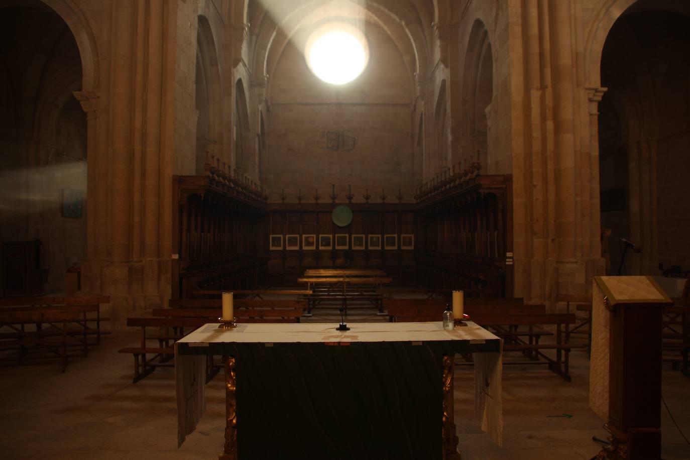 La luz del sol iluminando las escenas del retablo del Monasterio de Sandoval.