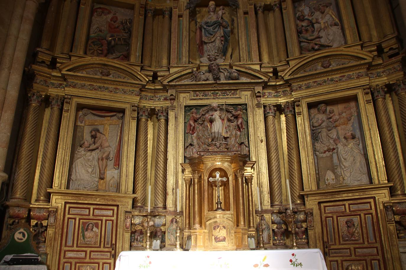 La luz del sol iluminando las escenas del retablo del Monasterio de Sandoval.