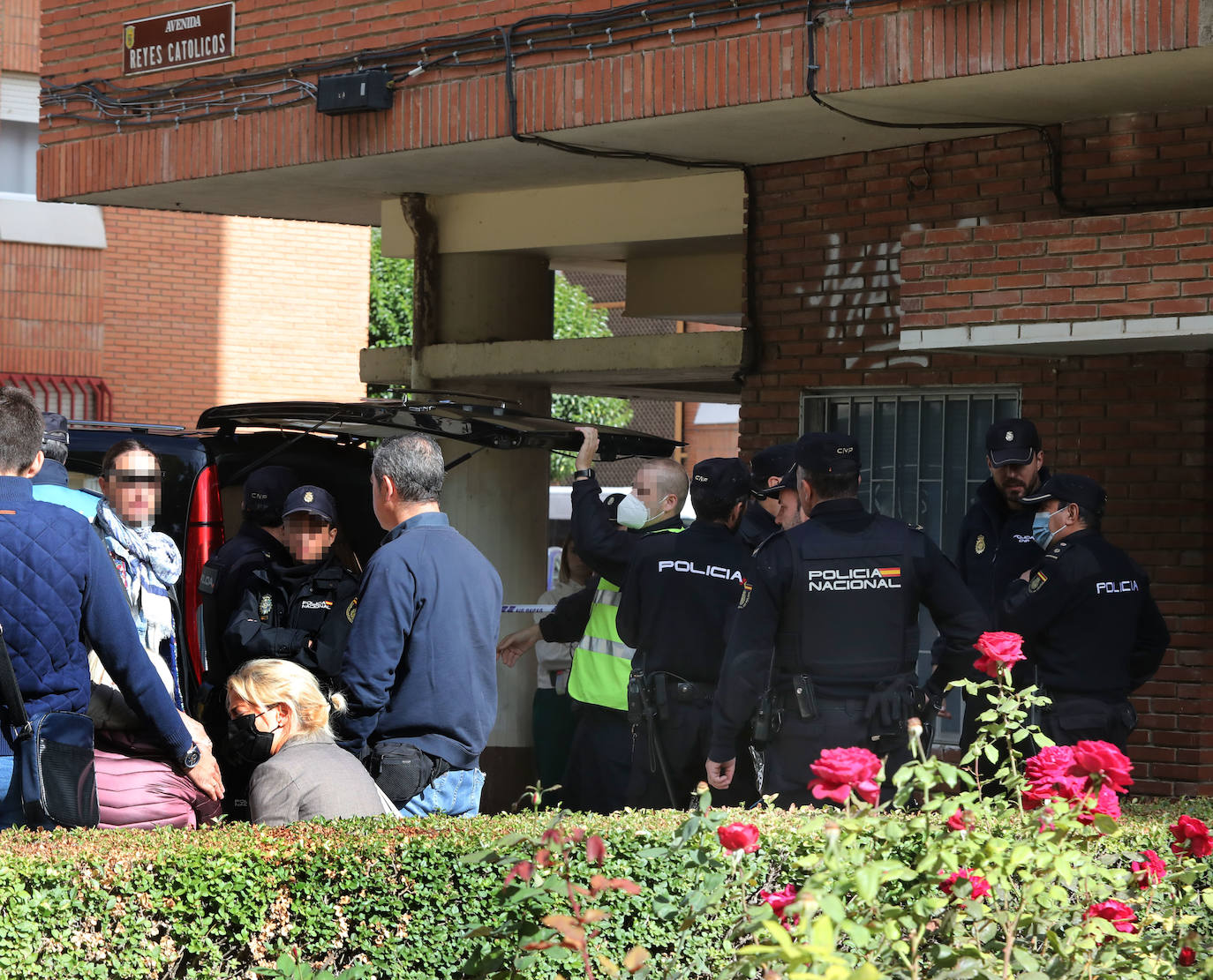  La Policía Nacional investiga la posible relación entre el hombre de 36 fallecido esta mañana tras ser arrollado en las vías del tren en la capital palentina y el hallazgo del cadáver de una mujer, de 32 años, en un domicilio de la avenida Reyes Católicos. 