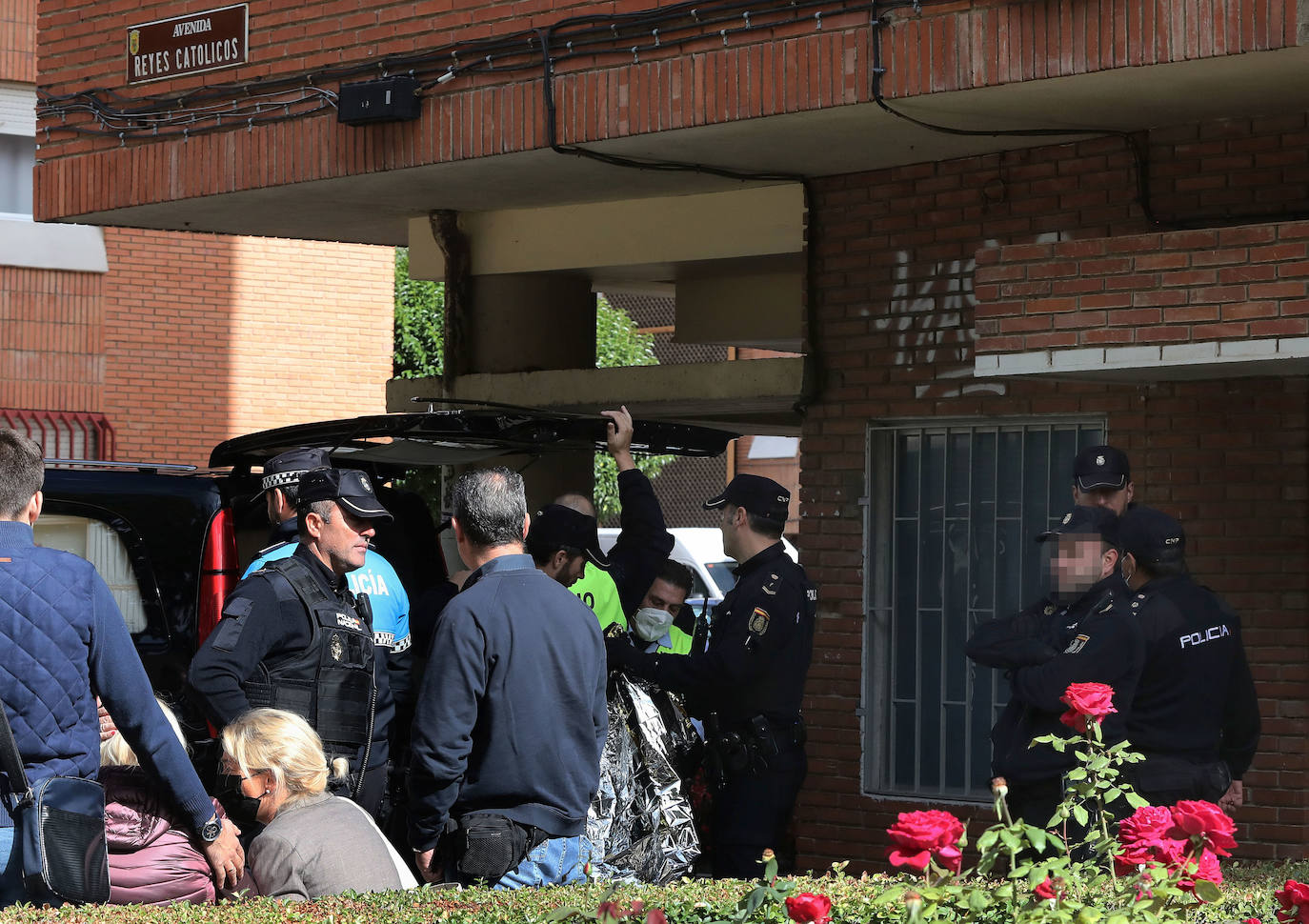  La Policía Nacional investiga la posible relación entre el hombre de 36 fallecido esta mañana tras ser arrollado en las vías del tren en la capital palentina y el hallazgo del cadáver de una mujer, de 32 años, en un domicilio de la avenida Reyes Católicos. 