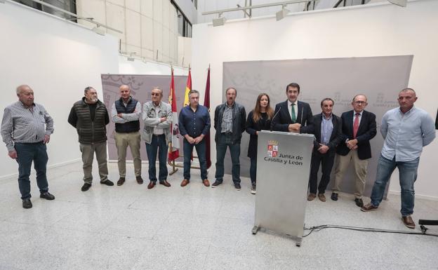 Galería. El consejero de Medio Ambiente, Juan Carlos Suárez-Quiñones,este lunes durante la rueda de prensa acompañado de los alcaldes de la zona.