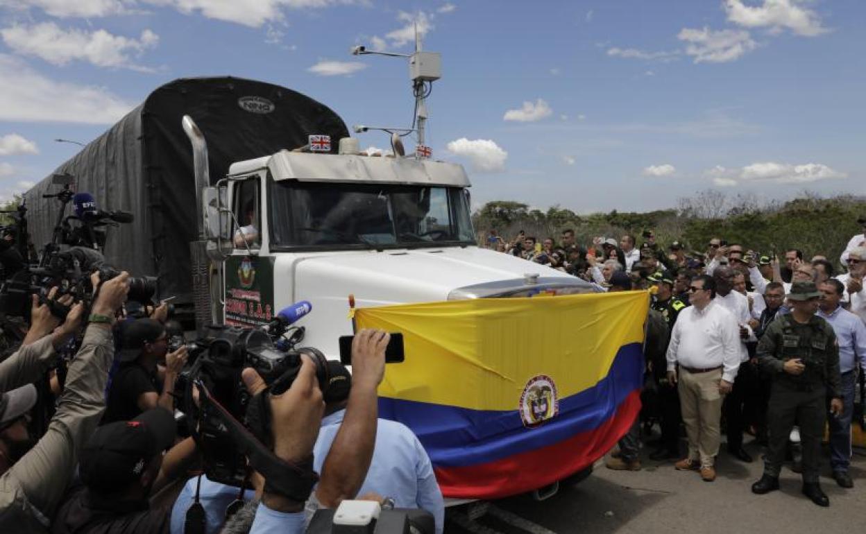 Uno de los dos camiones que cruzaron este lunes el Puente Simón Bolívar. 