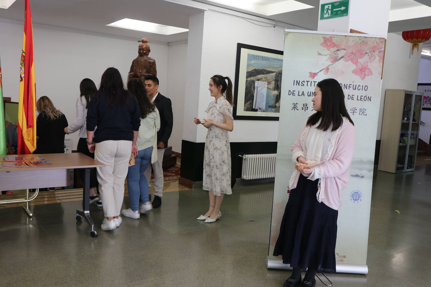 León celebra el Día Mundial de los Institutos Confucio con uan jornada de puertas abiertas en su centro | Los curiosos han podido acercarse a la cultura oriental con talleres de caligrafía, artes marciales o música y gastronomía tradicional. 