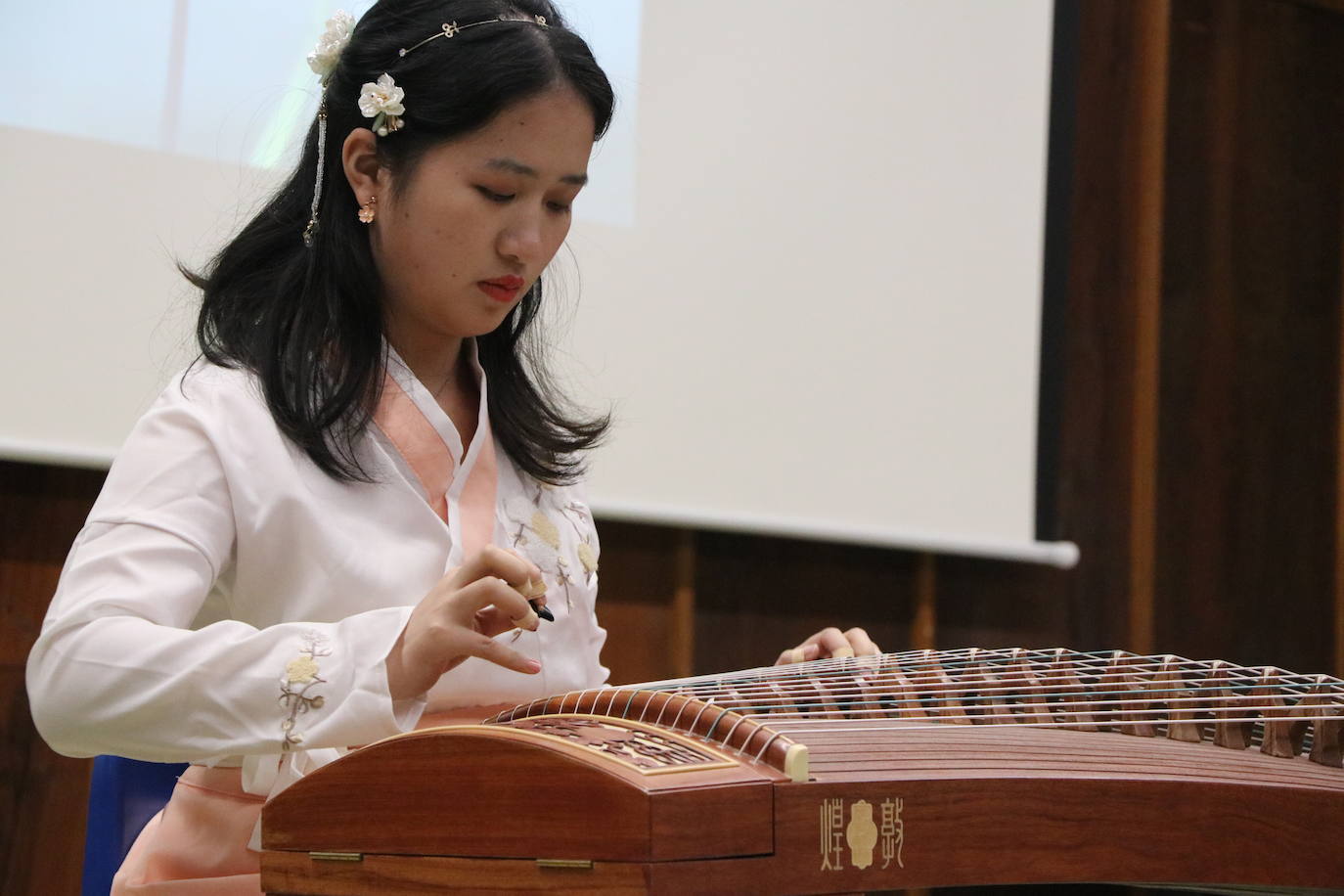 León celebra el Día Mundial de los Institutos Confucio con uan jornada de puertas abiertas en su centro | Los curiosos han podido acercarse a la cultura oriental con talleres de caligrafía, artes marciales o música y gastronomía tradicional. 