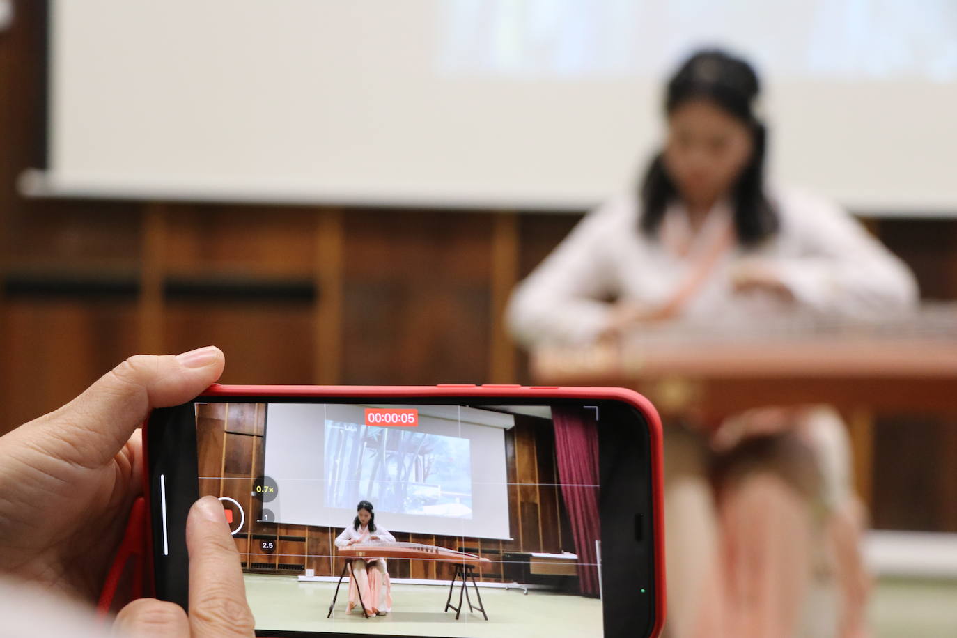 León celebra el Día Mundial de los Institutos Confucio con uan jornada de puertas abiertas en su centro | Los curiosos han podido acercarse a la cultura oriental con talleres de caligrafía, artes marciales o música y gastronomía tradicional. 