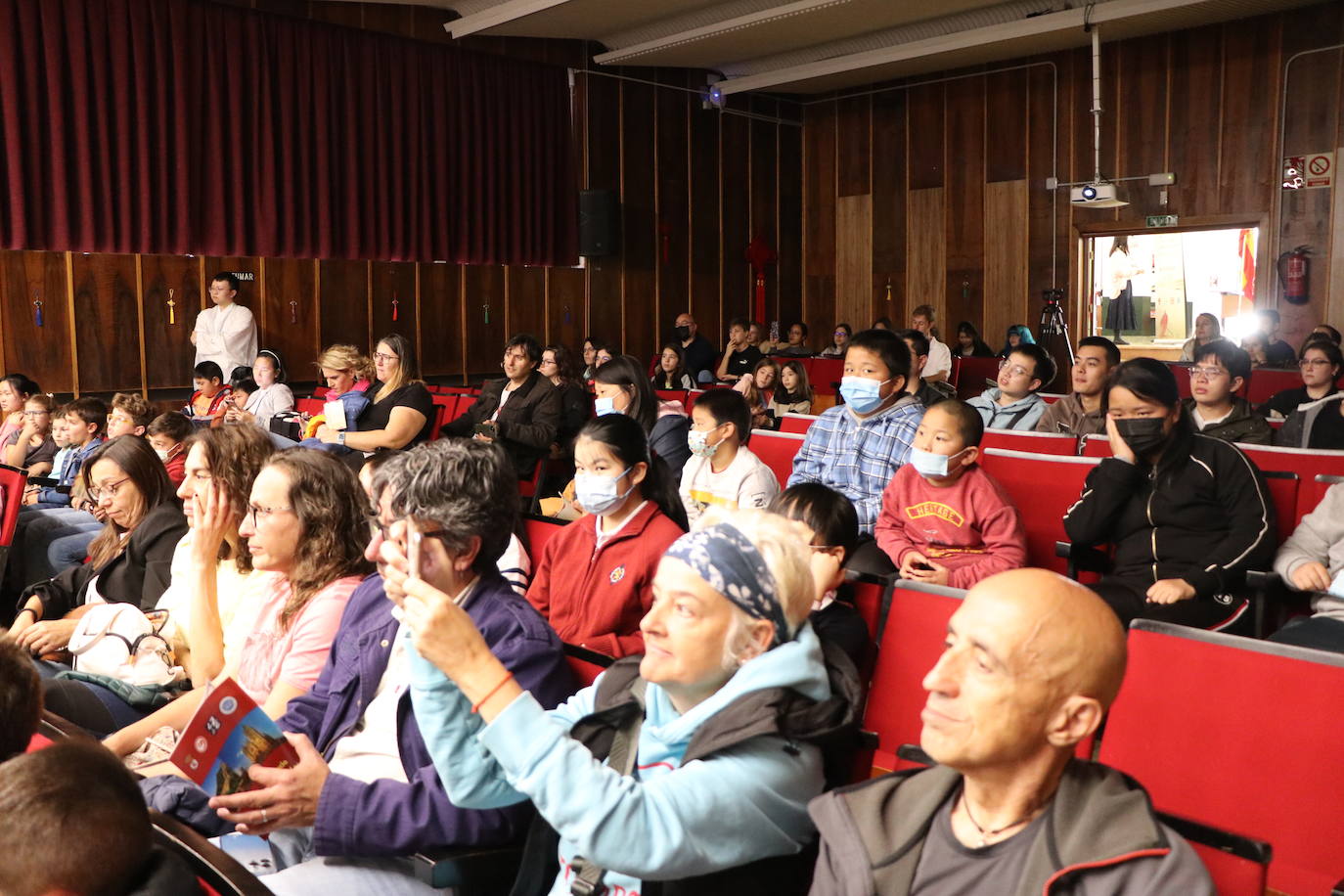 León celebra el Día Mundial de los Institutos Confucio con uan jornada de puertas abiertas en su centro | Los curiosos han podido acercarse a la cultura oriental con talleres de caligrafía, artes marciales o música y gastronomía tradicional. 