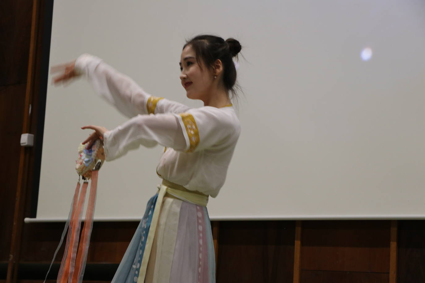 León celebra el Día Mundial de los Institutos Confucio con uan jornada de puertas abiertas en su centro | Los curiosos han podido acercarse a la cultura oriental con talleres de caligrafía, artes marciales o música y gastronomía tradicional. 