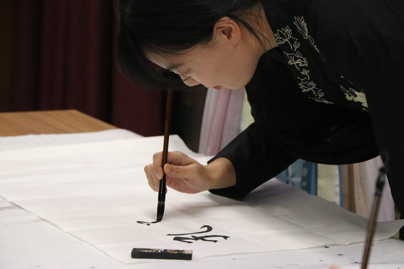 León celebra el Día Mundial de los Institutos Confucio con uan jornada de puertas abiertas en su centro | Los curiosos han podido acercarse a la cultura oriental con talleres de caligrafía, artes marciales o música y gastronomía tradicional. 