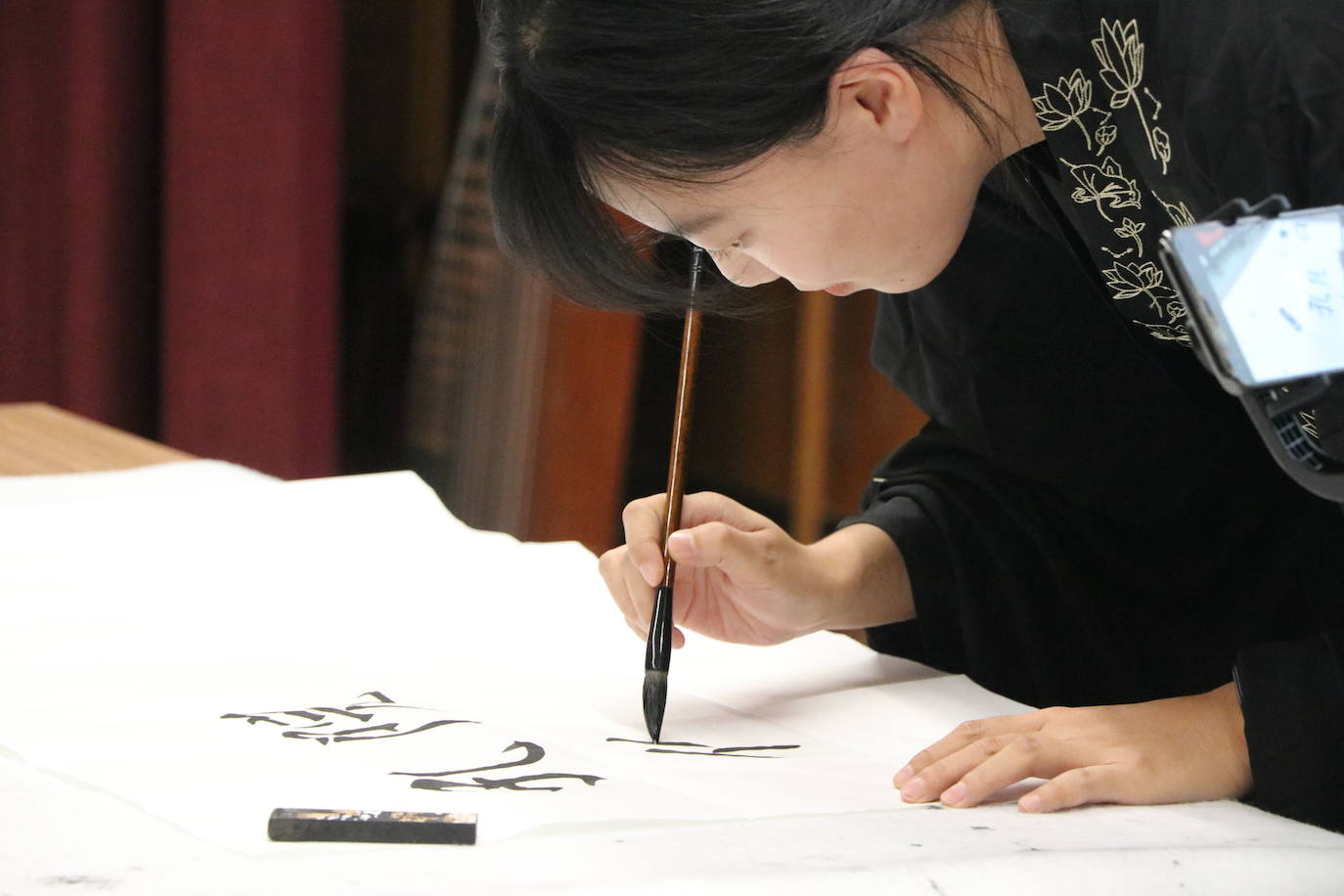 León celebra el Día Mundial de los Institutos Confucio con uan jornada de puertas abiertas en su centro | Los curiosos han podido acercarse a la cultura oriental con talleres de caligrafía, artes marciales o música y gastronomía tradicional. 