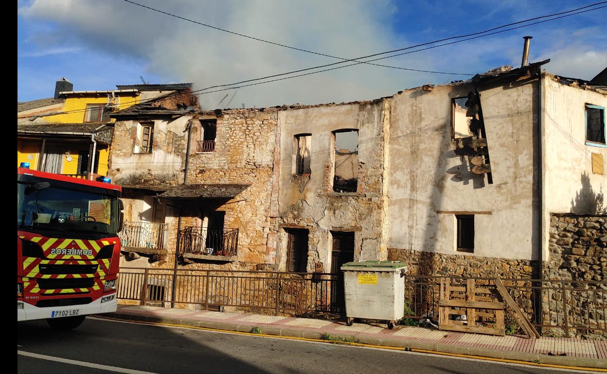 Las cuatro casas han resultado calcinadas en el incendio en Vialibre.