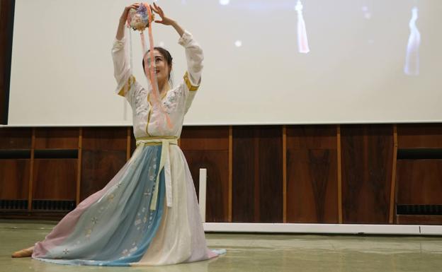 Galería. Los bailes tradicionales y la música han atrapado a los decenas de leoneses que no se han querido perder esta jornada de puertas abiertas.