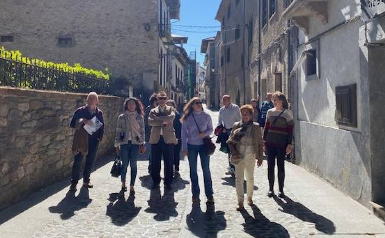 Los miembros de la Comisión de Patrimonio visitaron la calle del Agua de Villafranca del Bierzo.