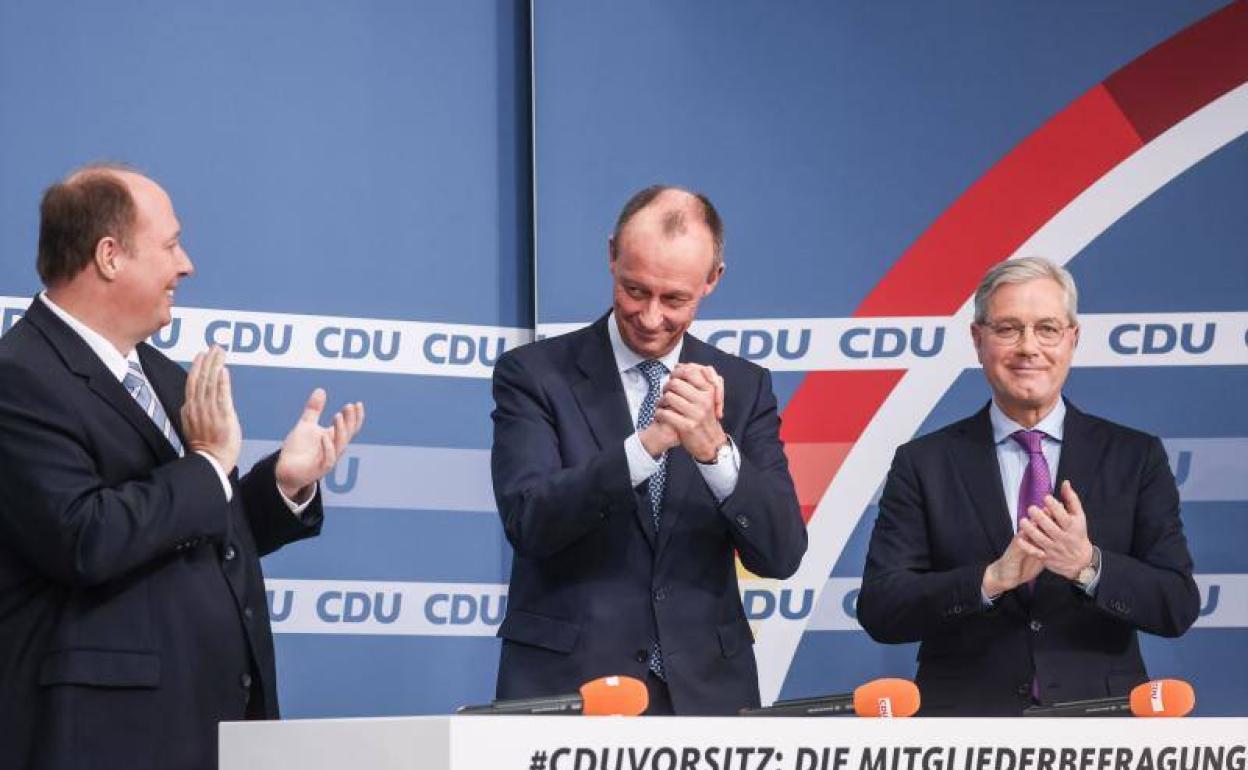 Friedrich Merz (en el centro), junto a sus compañeros de la CDU Helge Braun (izquierda) y Norbert Roettgen (derecha), en una imagen de diciembre de 2021.