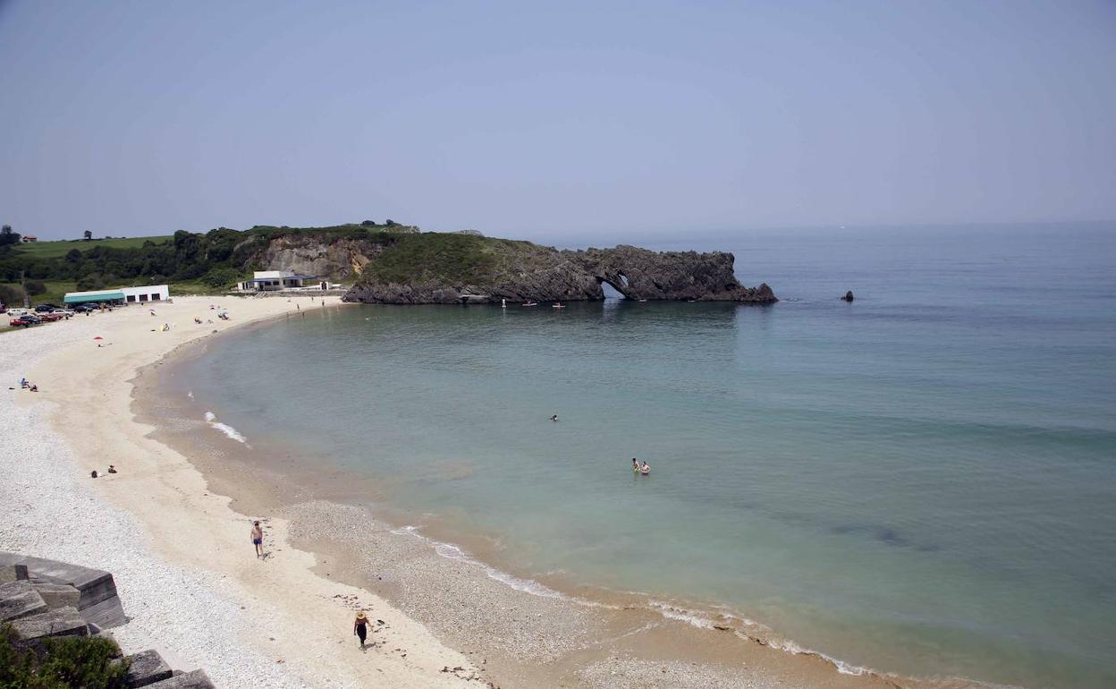 Imagen de archivo de la playa de San Antolín, en Llanes. 