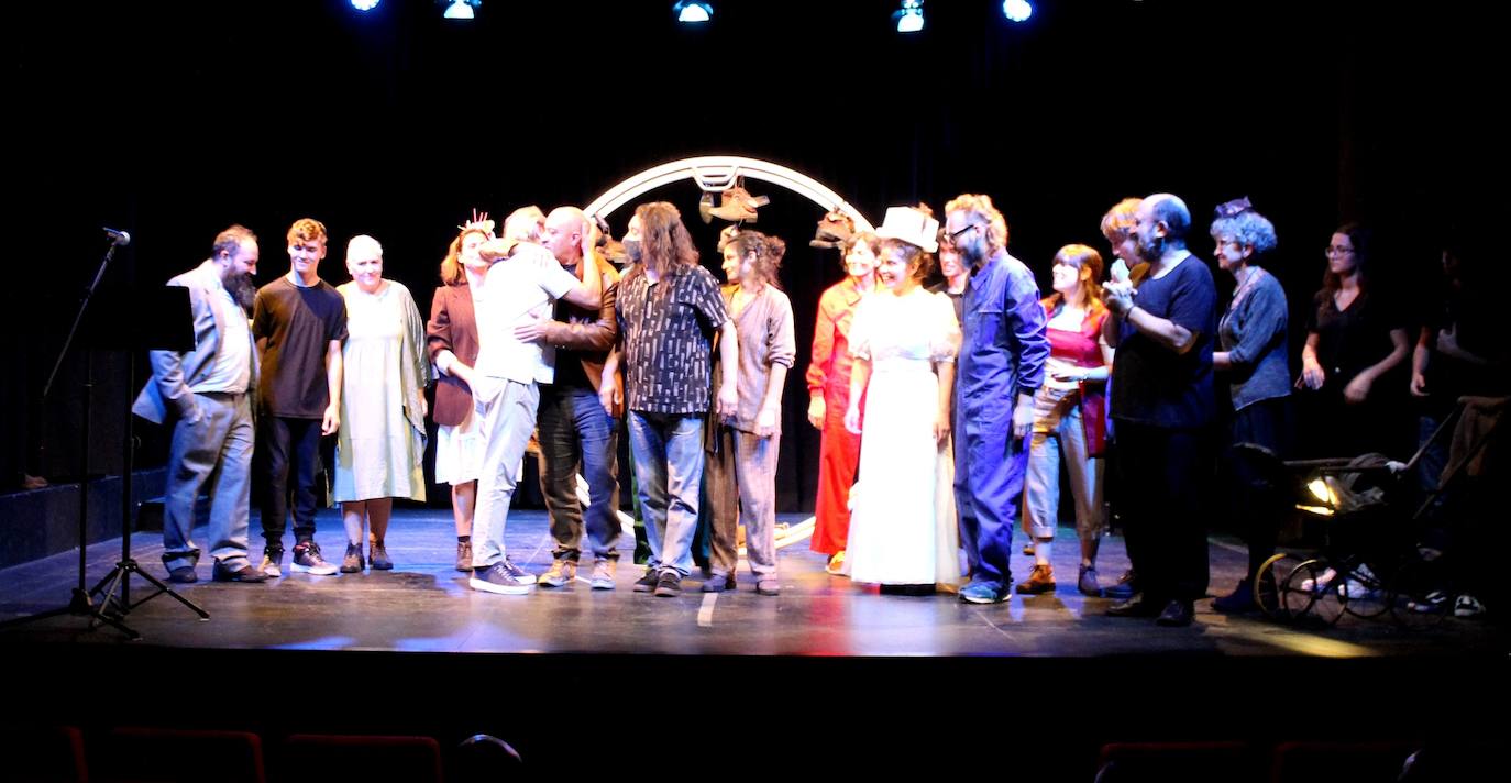 La entrega de la escultura 'Poema de sal. Memoria' y el homenaje a Pepe Tabernero. 