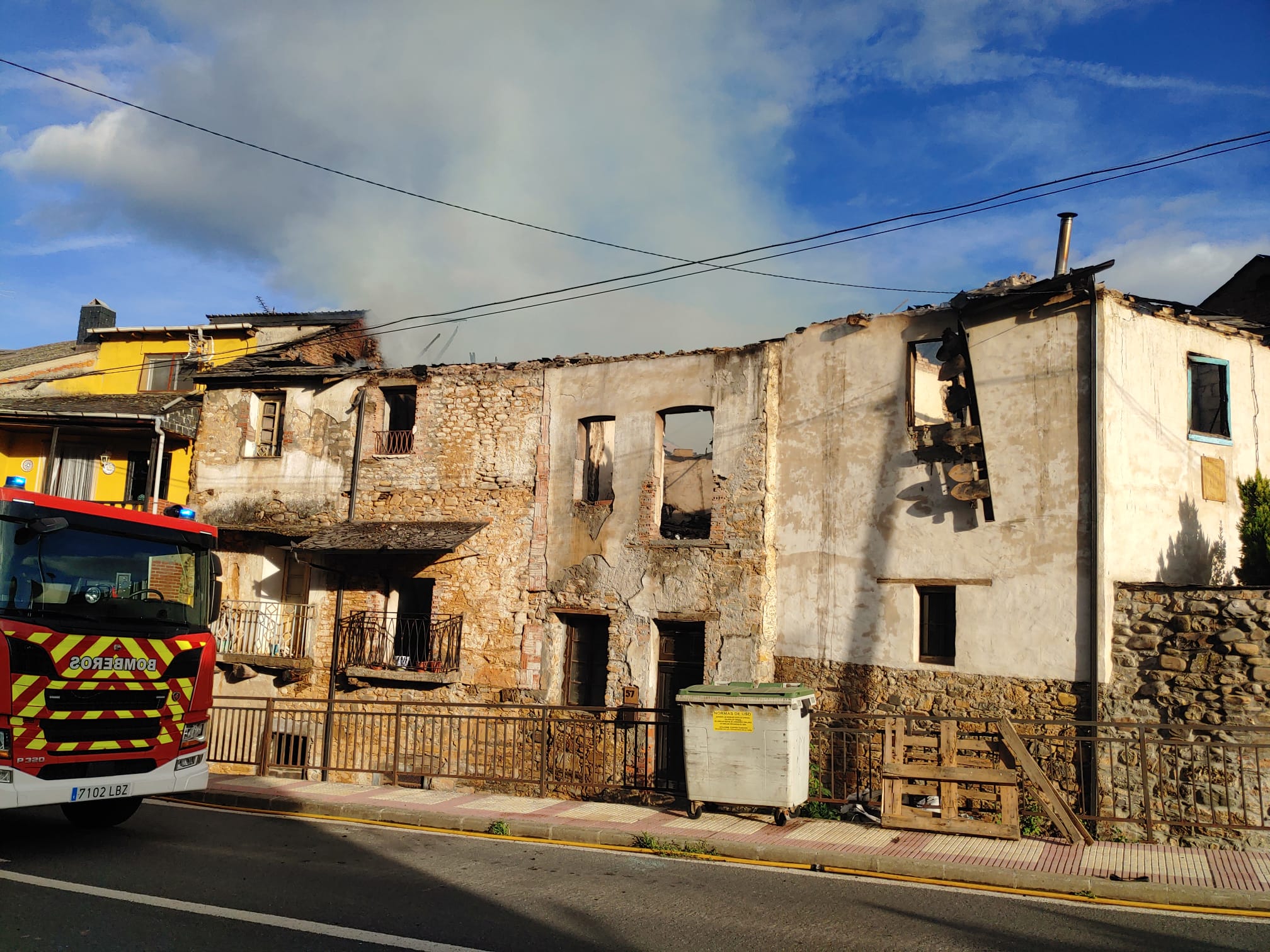 Los Bomberos de Pofnerrada trabajan en la extinción de un intenso fuego que se originaba en una casa de Villalibre y de lque todavía se desconocen sus causas