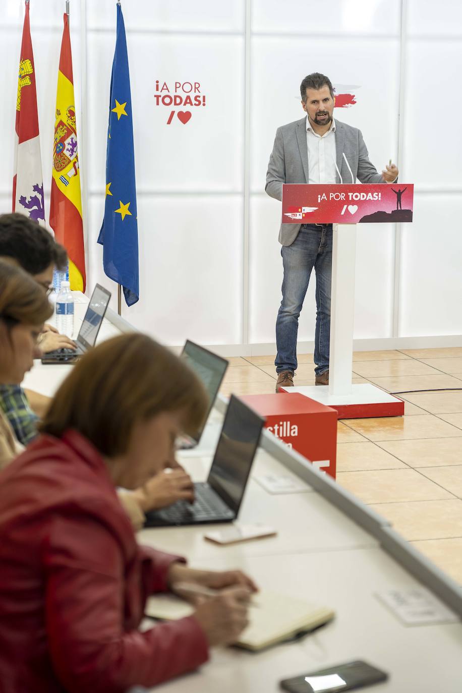 El secretario general del PSOE-CyL, Luis Tudanca, analiza asuntos de actualidad política.
