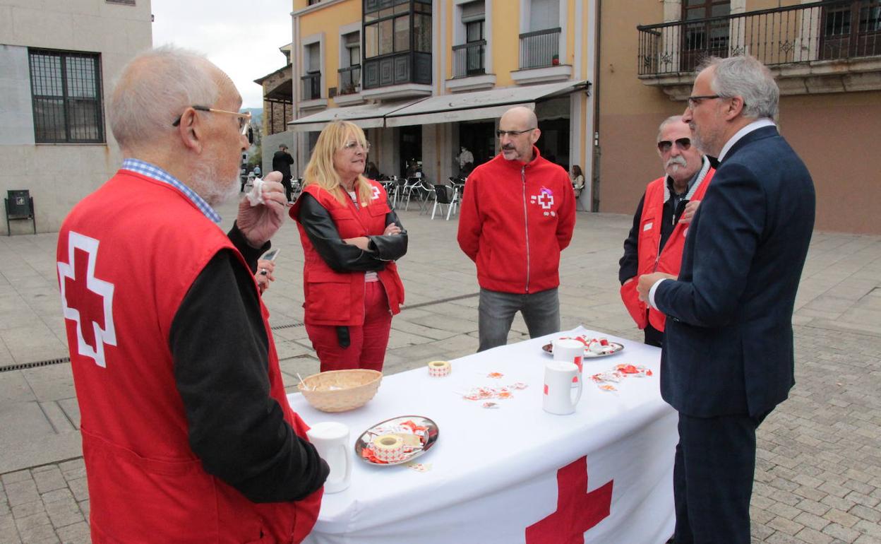 El alcalde se acercó hasta la mesa de Cruz Roja instalada en la Plaza del Ayuntamiento.