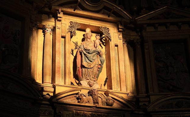 La luz iluminando una de las escenas en el retablo del Monasterio de Santa María de Sandoval.