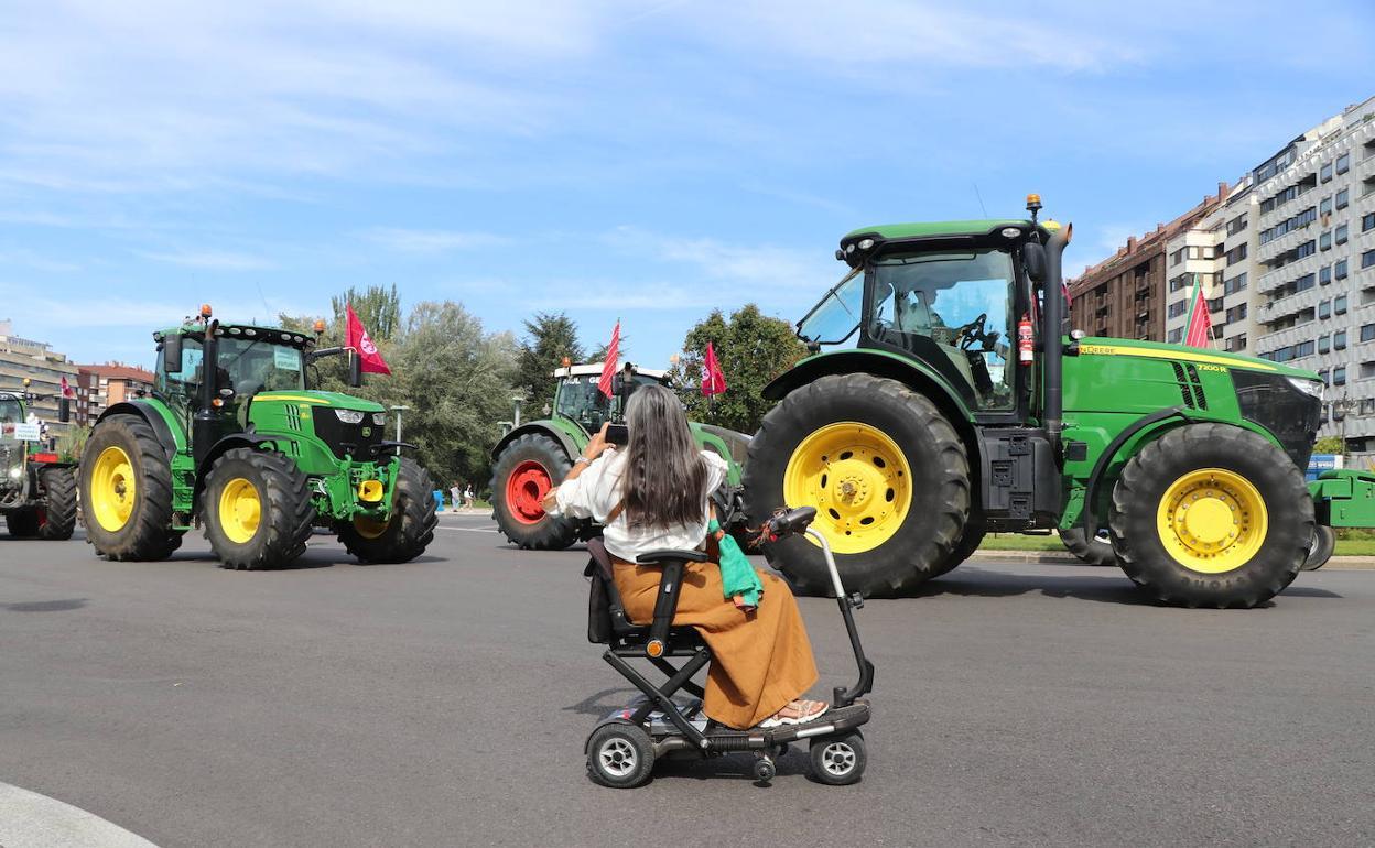 Una mujer hace una foto a los tractores que se manifestaron en León capital el pasado 19 de septiembre. 