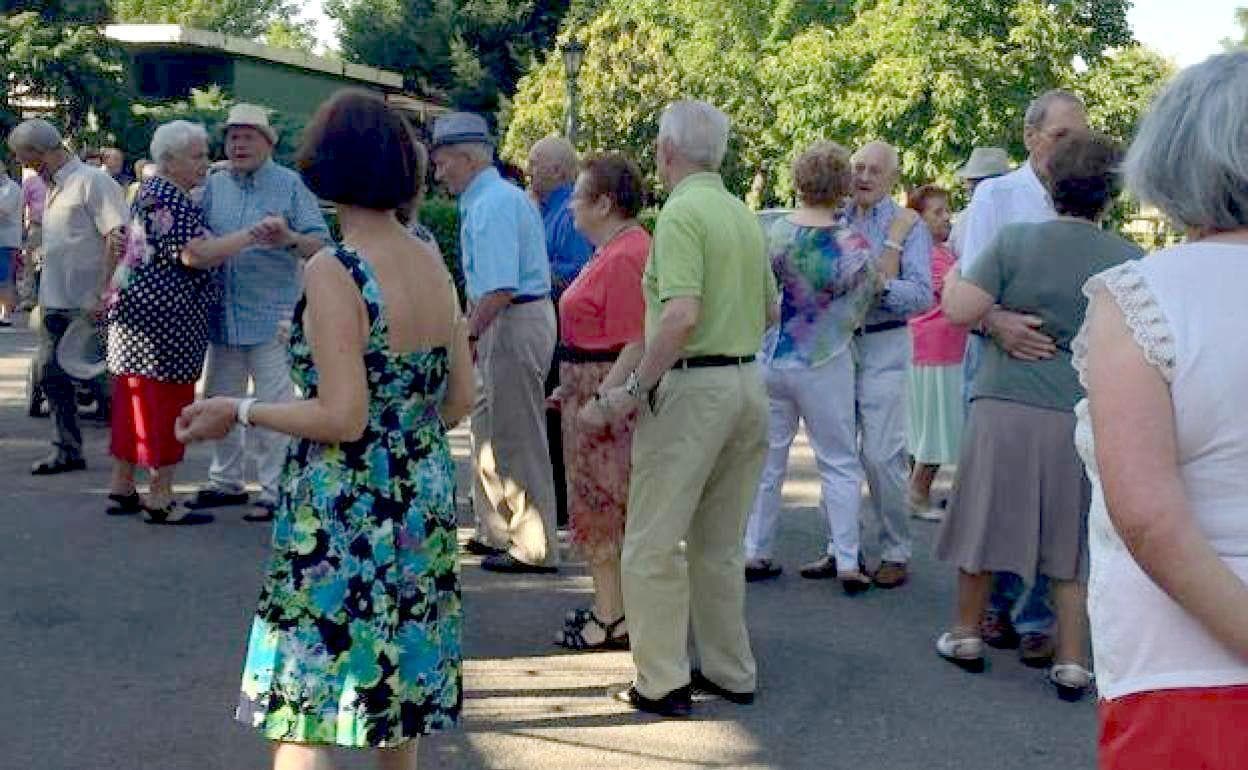 Bailes para mayores organizados por el Ayuntamiento de León. 