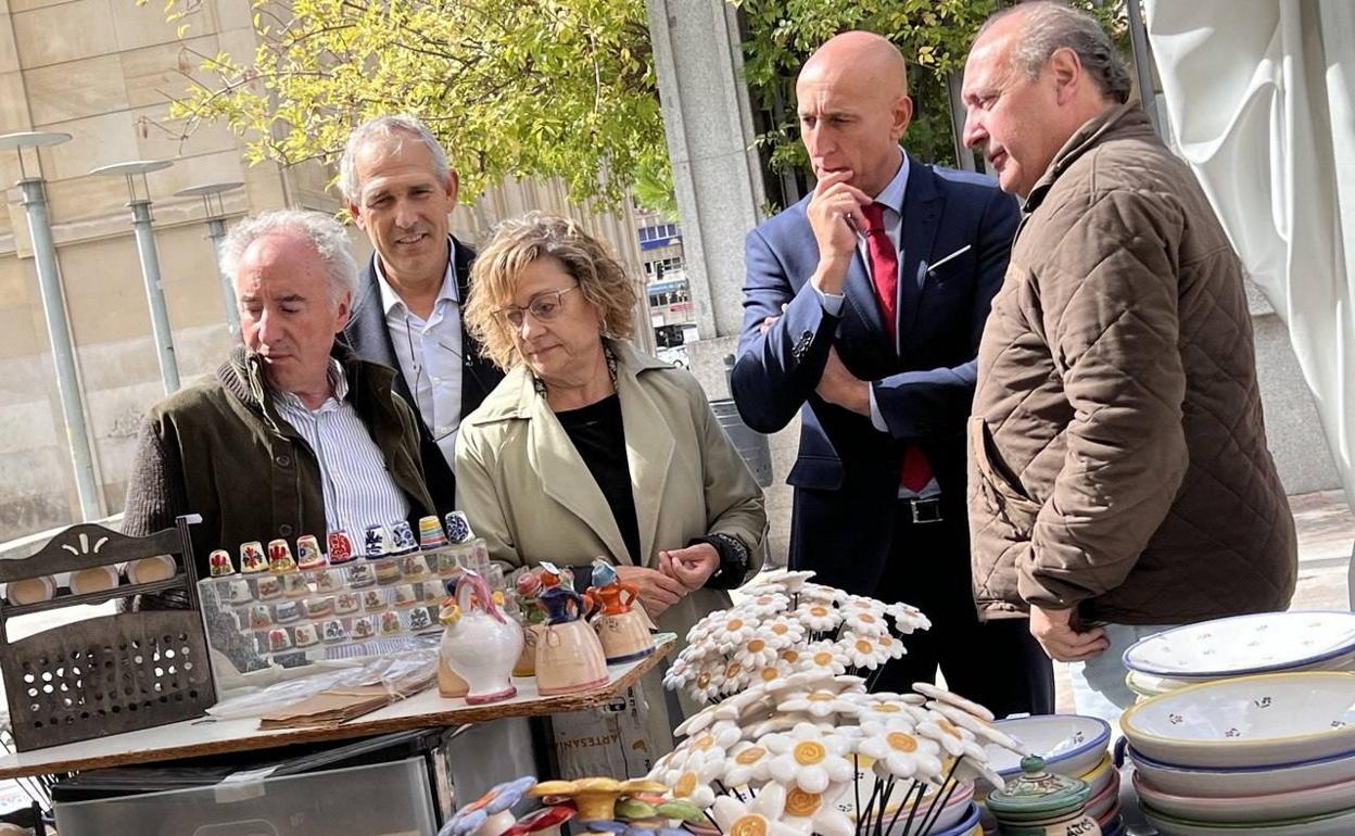 Jose Antonio Diez, alcalde de León, segundo por la derecha, visiita la Feria de Alfaería y Artesanía de León. 