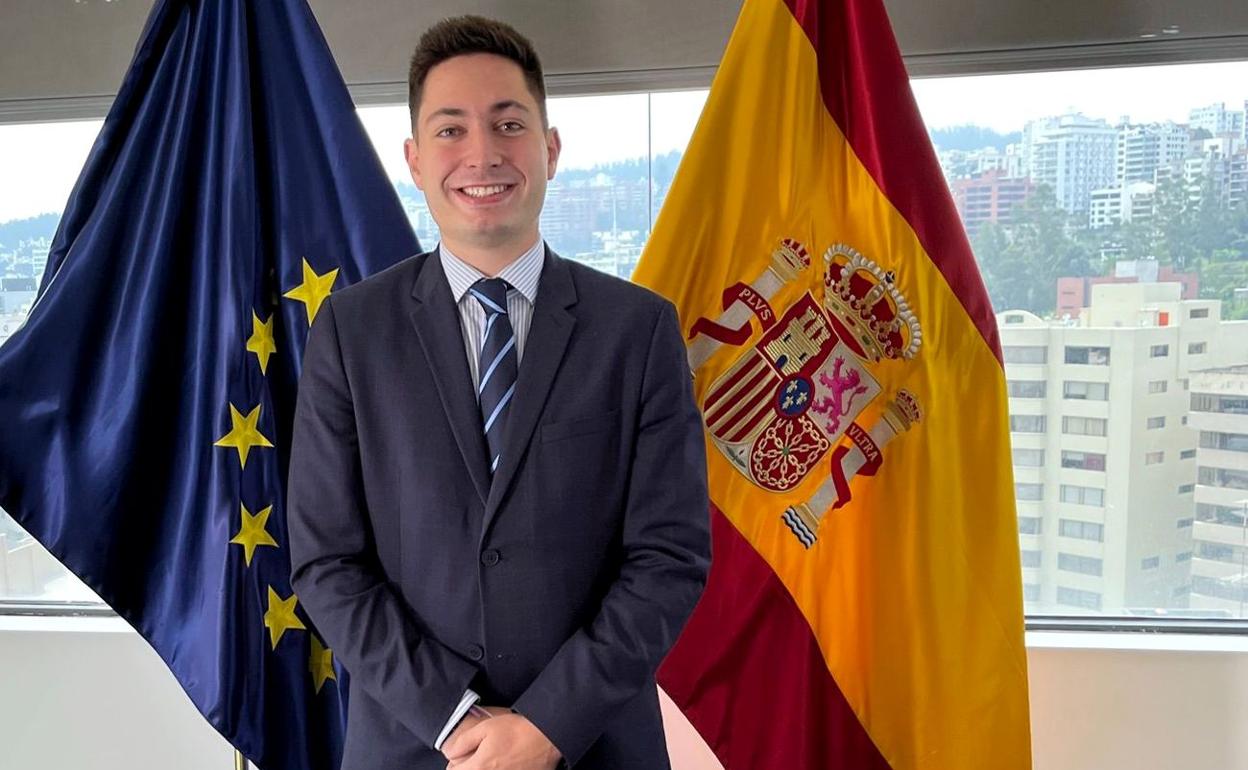 Javier Martínez Portomeñe, junto a las banderas de Europa y España, en la embajada de Ecuador. 