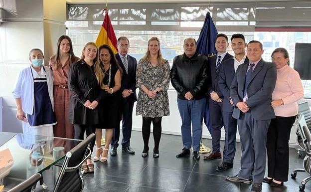 El estudiante leonés, junto a miembros de la embajada de España en Ecuador. 