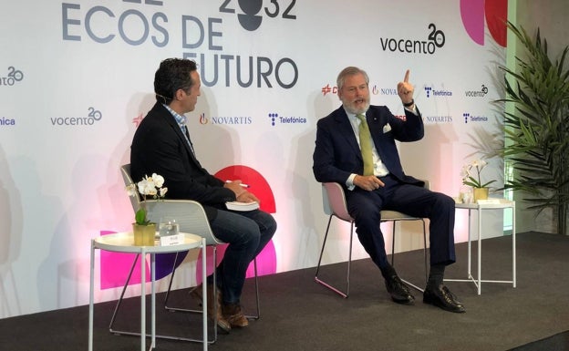 Jacob Petrus, izquierda, conversa con Gunter Pauli durante el foro 'Ecos de Futuro' de Vocento. 