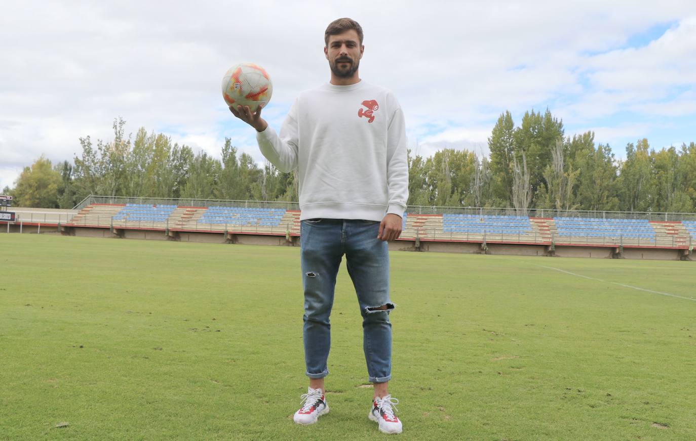 El central leonés ofrece sus impresiones del inicio de temporada con la Cultural