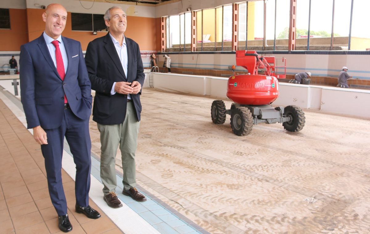 El alcalde de León, José Antonio Diez y el concejal de Deportes, Vicente Canuria, visitan las obras del Estadio Hispánico de la ciudad