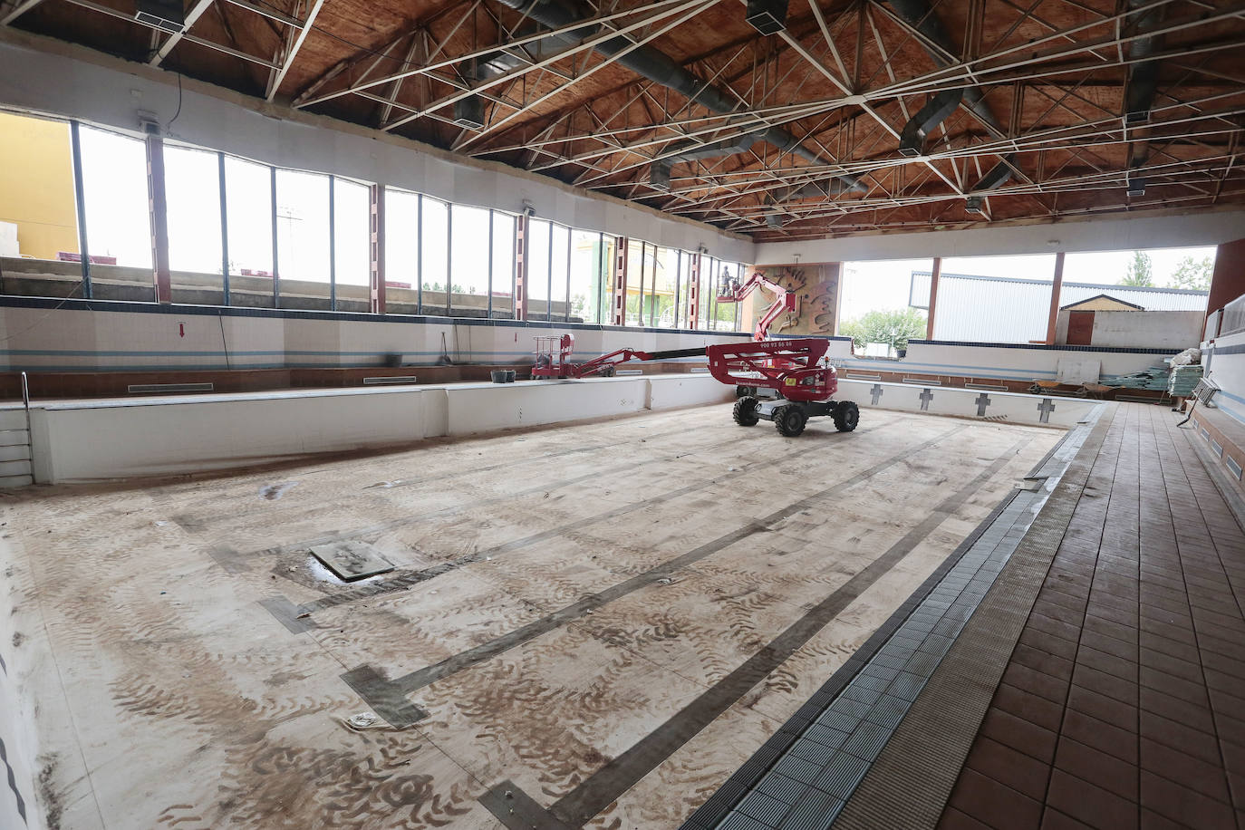 El alcalde de León, José Antonio Diez y el concejal de Deportes, Vicente Canuria, visitan las obras del Estadio Hispánico de la ciudad