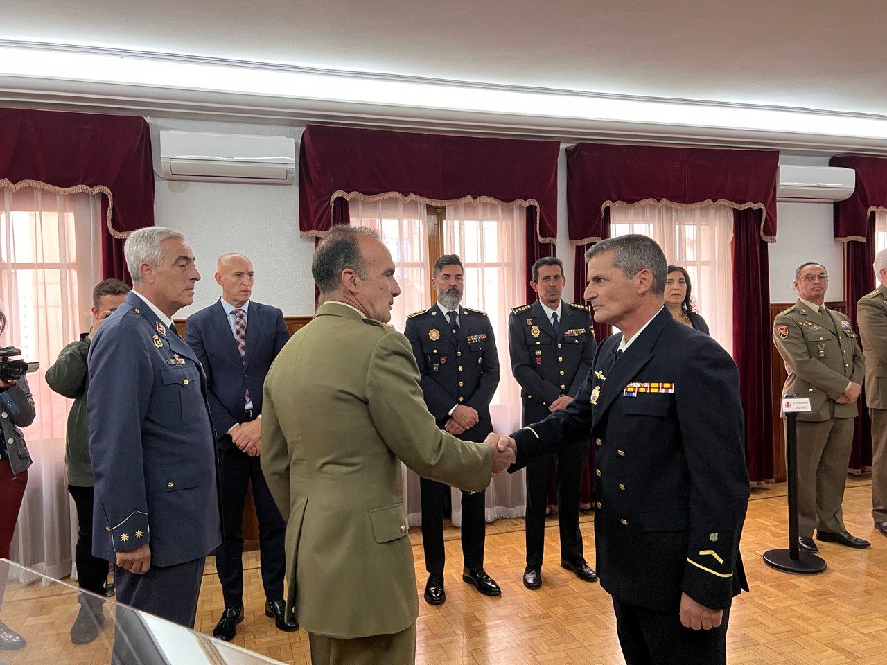 Dos medallas al mérito militar y entrega de diplomas en el aniversario de Defensa en León | La Subdelegación de Defensa en León, que comenzaba a funcionar el 25 de septiembre de 1995, realiza un acto de celebración con el objetivo de seguir trabajando con «compromiso e integridad». 