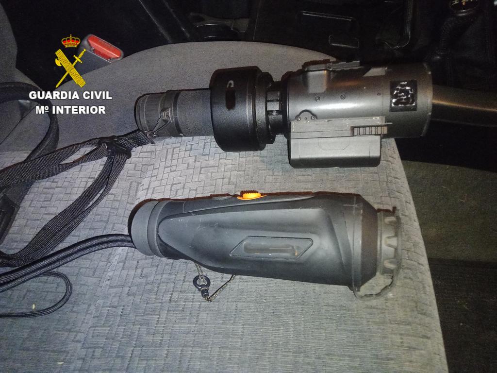 La Guardia Civil requisa y multa a un cazador por enviar una carabina de aire  comprimido por Correos