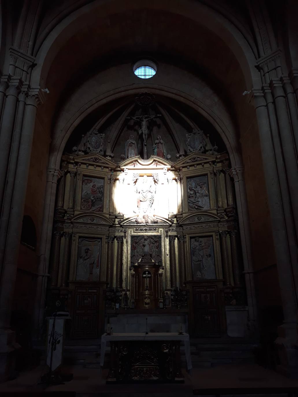 La luz del sol iluminando las escenas del retablo del Monasterio de Sandoval.