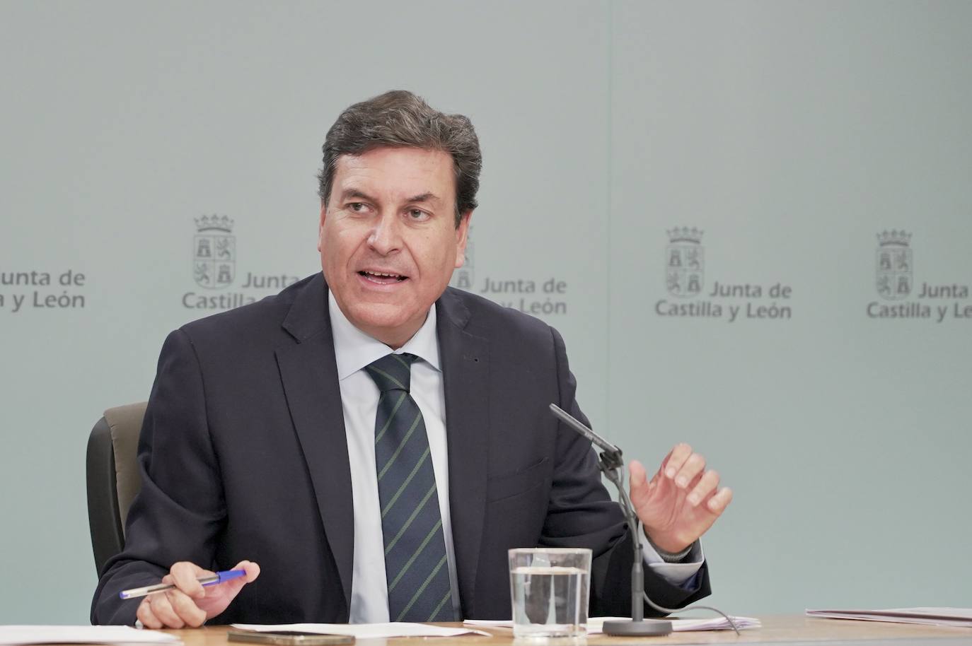 El consejero de Economía y Hacienda y portavoz, Carlos Fernández Carriedo, comparece en rueda de prensa posterior al Consejo de Gobierno.